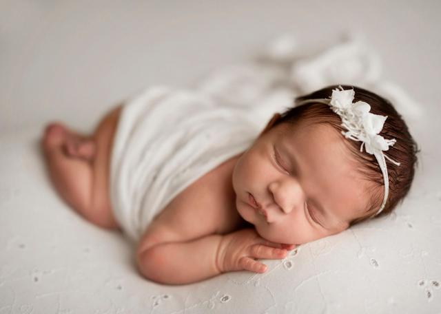 Neugeborenes Baby mit Geschwister - Fotoshooting in Zürich