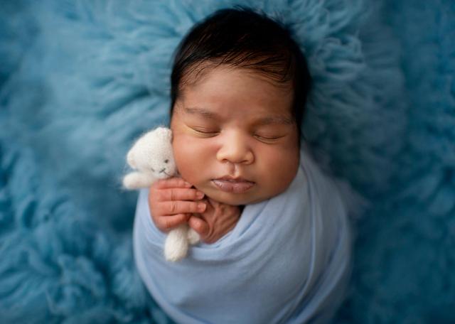 Neugeborene mit einen Bär Foto in Zürich