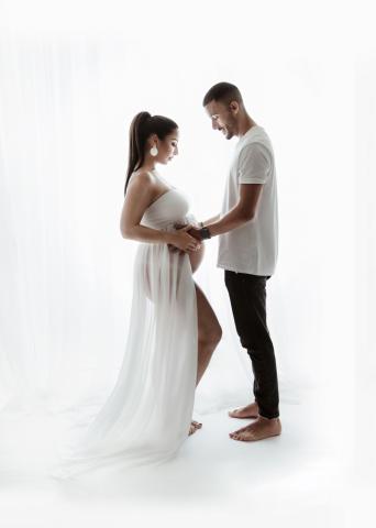 Sanftes und luftiges Babybauch-Shooting