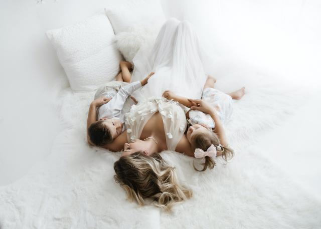 Zartes, lichtdurchflutetes Schwangerschaftsshooting