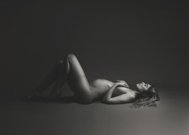 Babybauch-Shooting mit modernem farbigen light